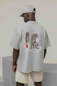 back-view-itsclover-of-a-man-wearing-an-oversized-tee